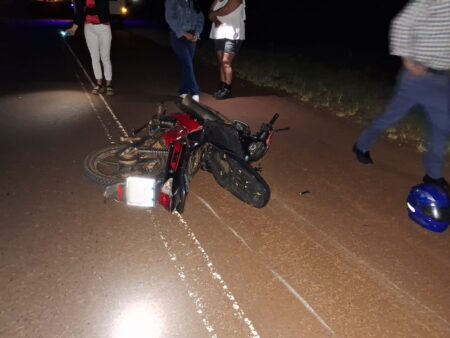 Tres personas resultaron lesionadas en un siniestro vial entre motocicleta y peatón en Candelaria imagen-10