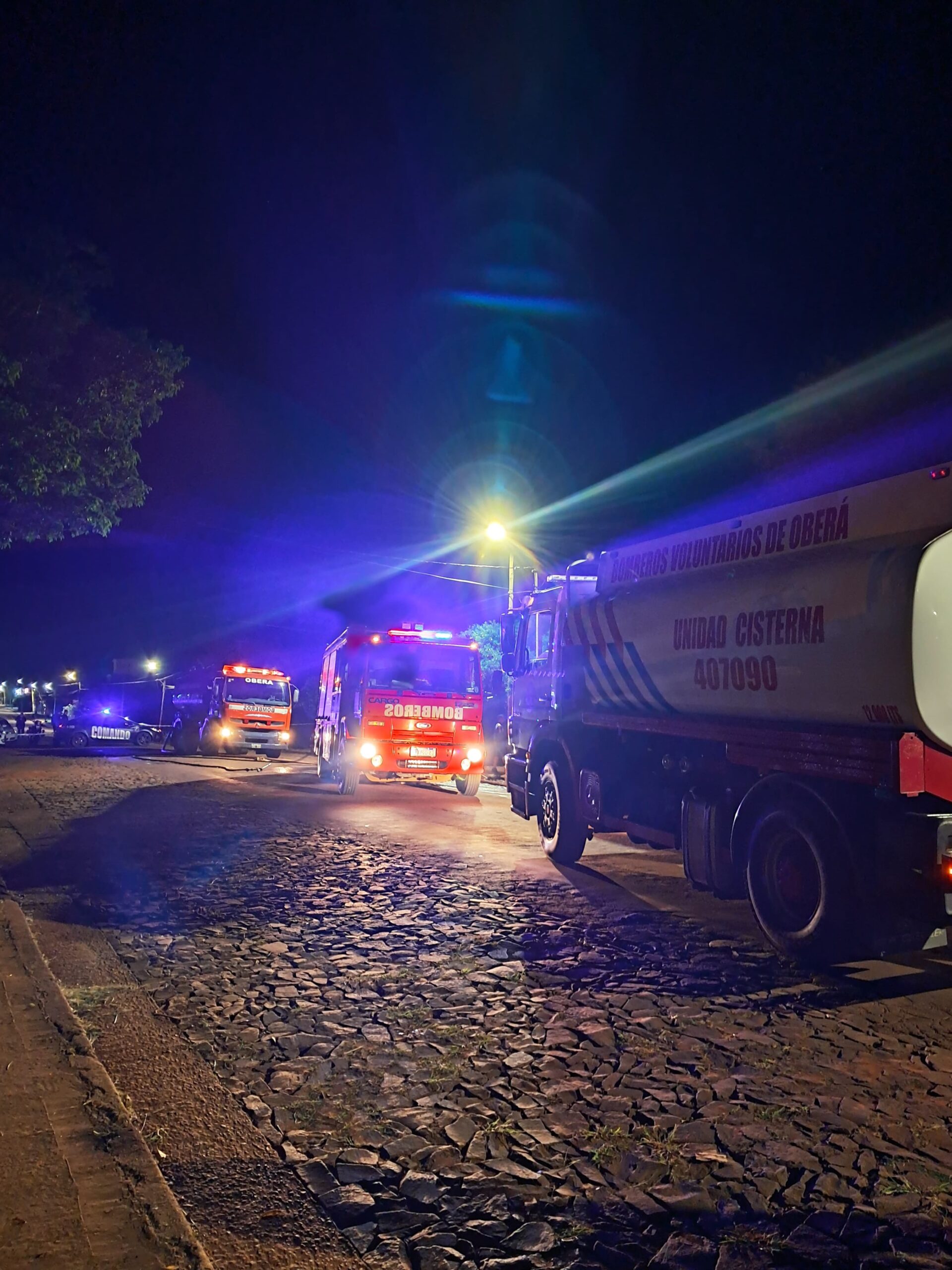 Incendio afectó tres inmuebles conectados en Oberá: daños materiales y dos personas asistidas 5 Incendio afectó tres inmuebles conectados en Oberá: daños materiales y dos personas asistidas imagen-4