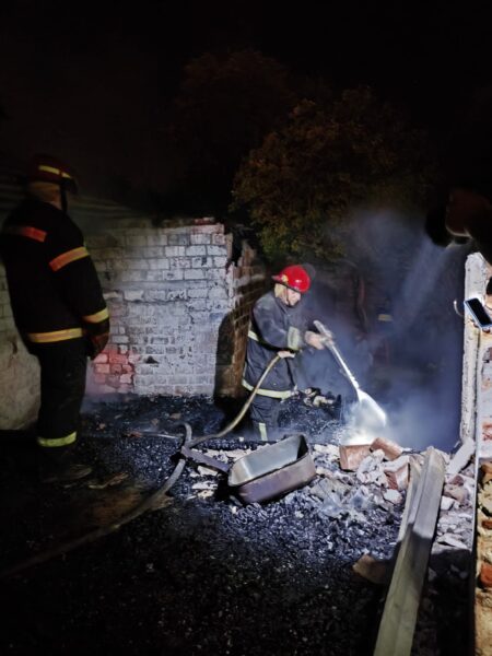 Incendio afectó tres inmuebles conectados en Oberá: daños materiales y dos personas asistidas imagen-9