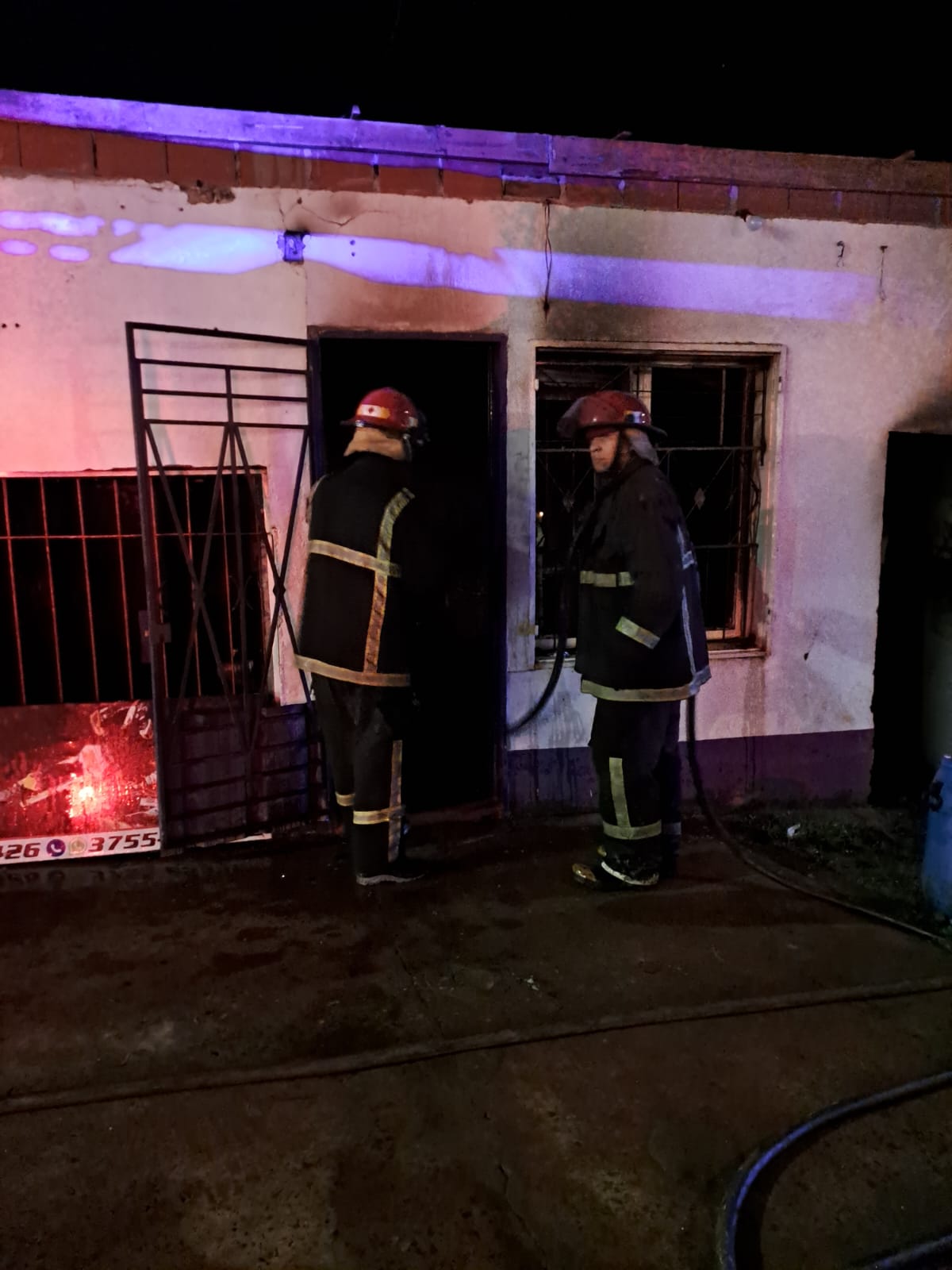 Incendio afectó tres inmuebles conectados en Oberá: daños materiales y dos personas asistidas 3 Incendio afectó tres inmuebles conectados en Oberá: daños materiales y dos personas asistidas imagen-2