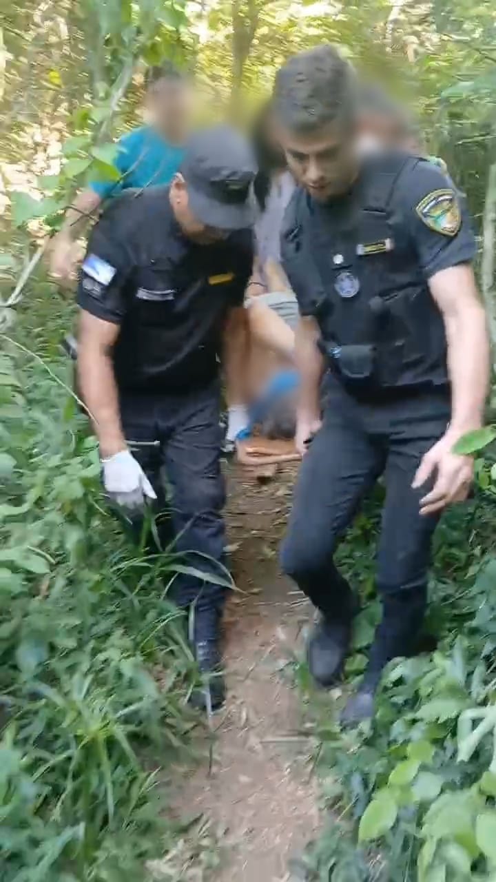 Rescataron a un hombre de 68 años que cayó en el Salto Yaguareté en Puerto Libertad 3 Rescataron a un hombre de 68 años que cayó en el Salto Yaguareté en Puerto Libertad imagen-2