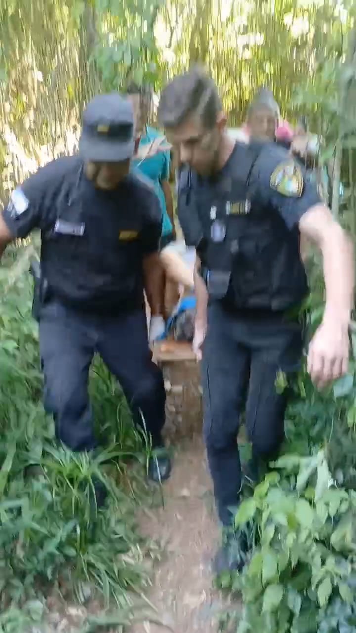 Rescataron a un hombre de 68 años que cayó en el Salto Yaguareté en Puerto Libertad 5 Rescataron a un hombre de 68 años que cayó en el Salto Yaguareté en Puerto Libertad imagen-4