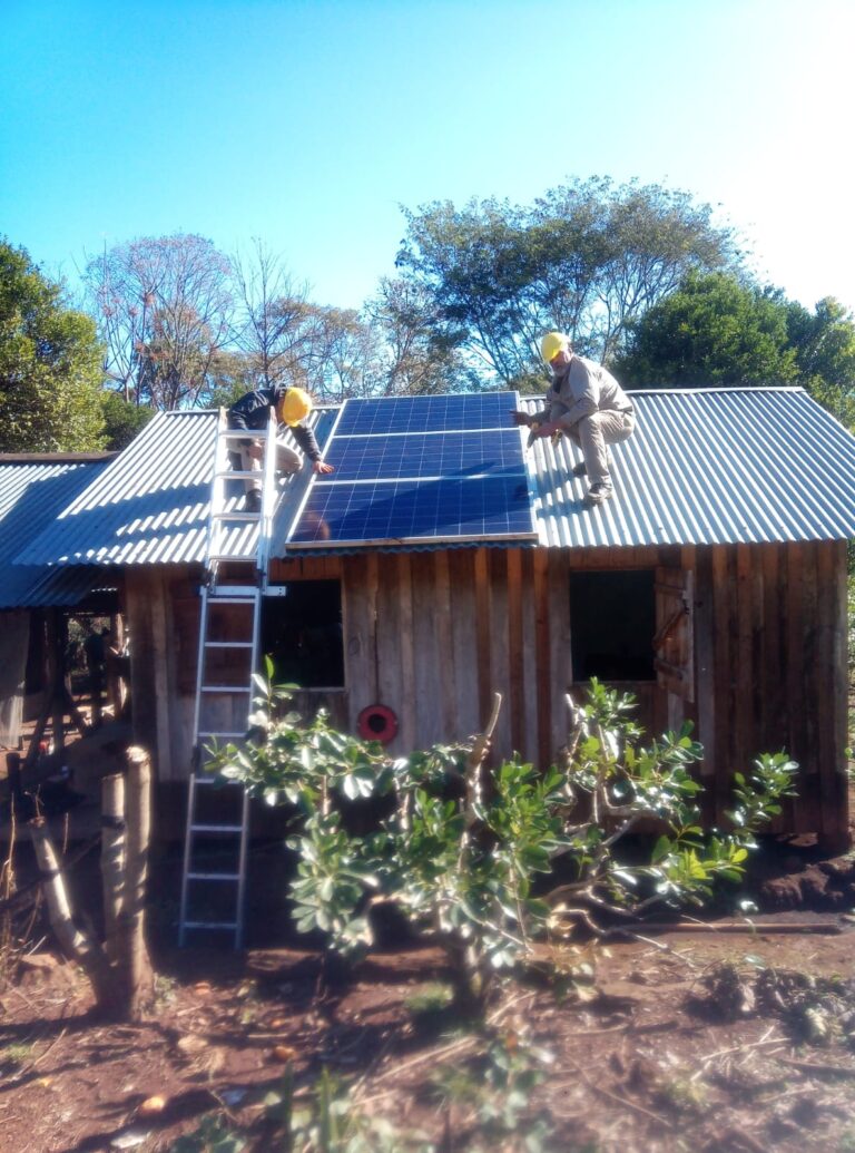 Cuatro familias rurales recibirán el nuevo año con energía solar en sus chacras imagen-36