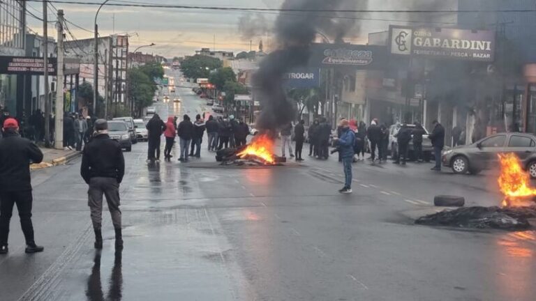 Acampe y protesta: comenzó el juicio a los manifestantes denunciados por comerciantes de la avenida Uruguay Acampe y protesta: comenzó el juicio a los manifestantes denunciados por comerciantes de la avenida Uruguay imagen-49