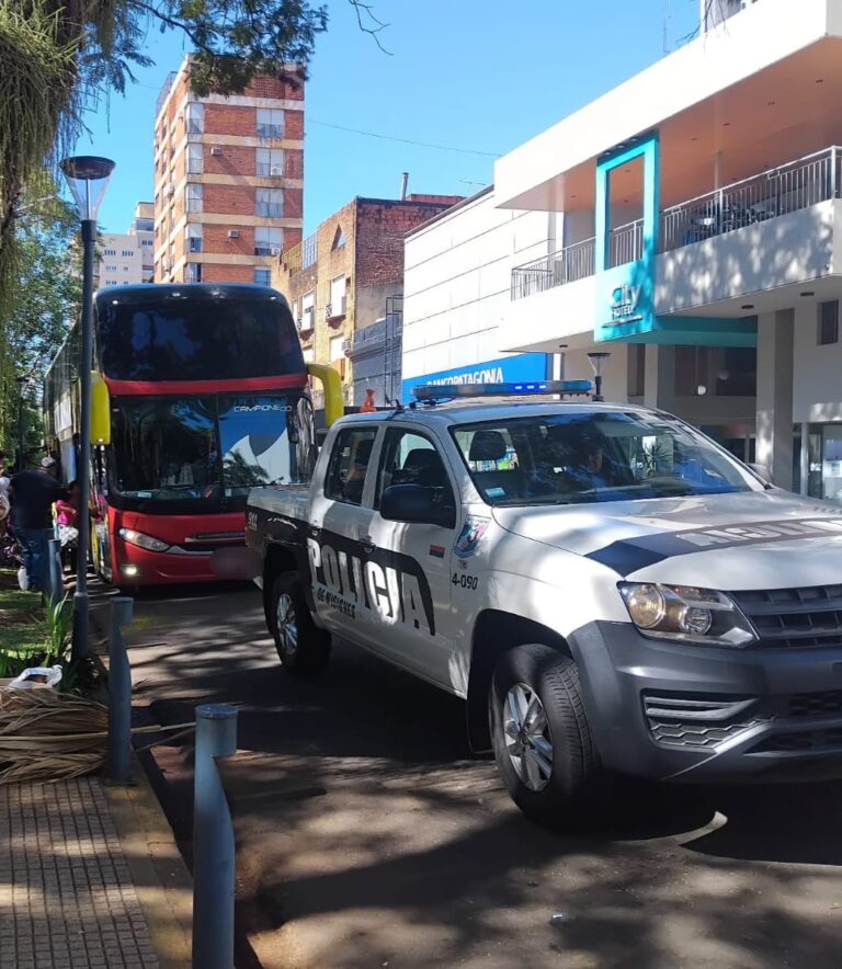 Posadas: siniestro entre micro y taxi en pleno centro imagen-48