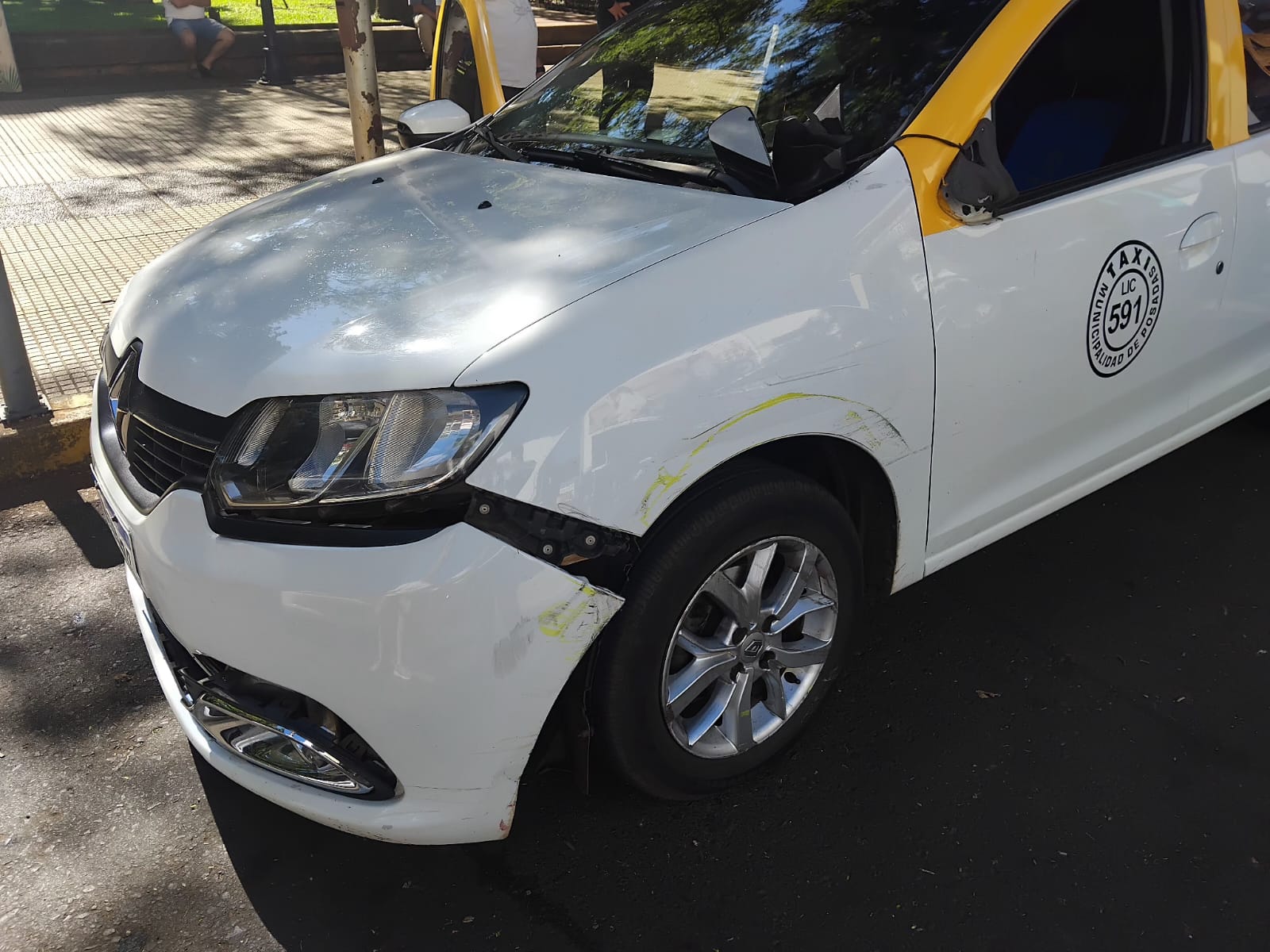 Posadas: siniestro entre micro y taxi en pleno centro 3 Posadas: siniestro entre micro y taxi en pleno centro imagen-2