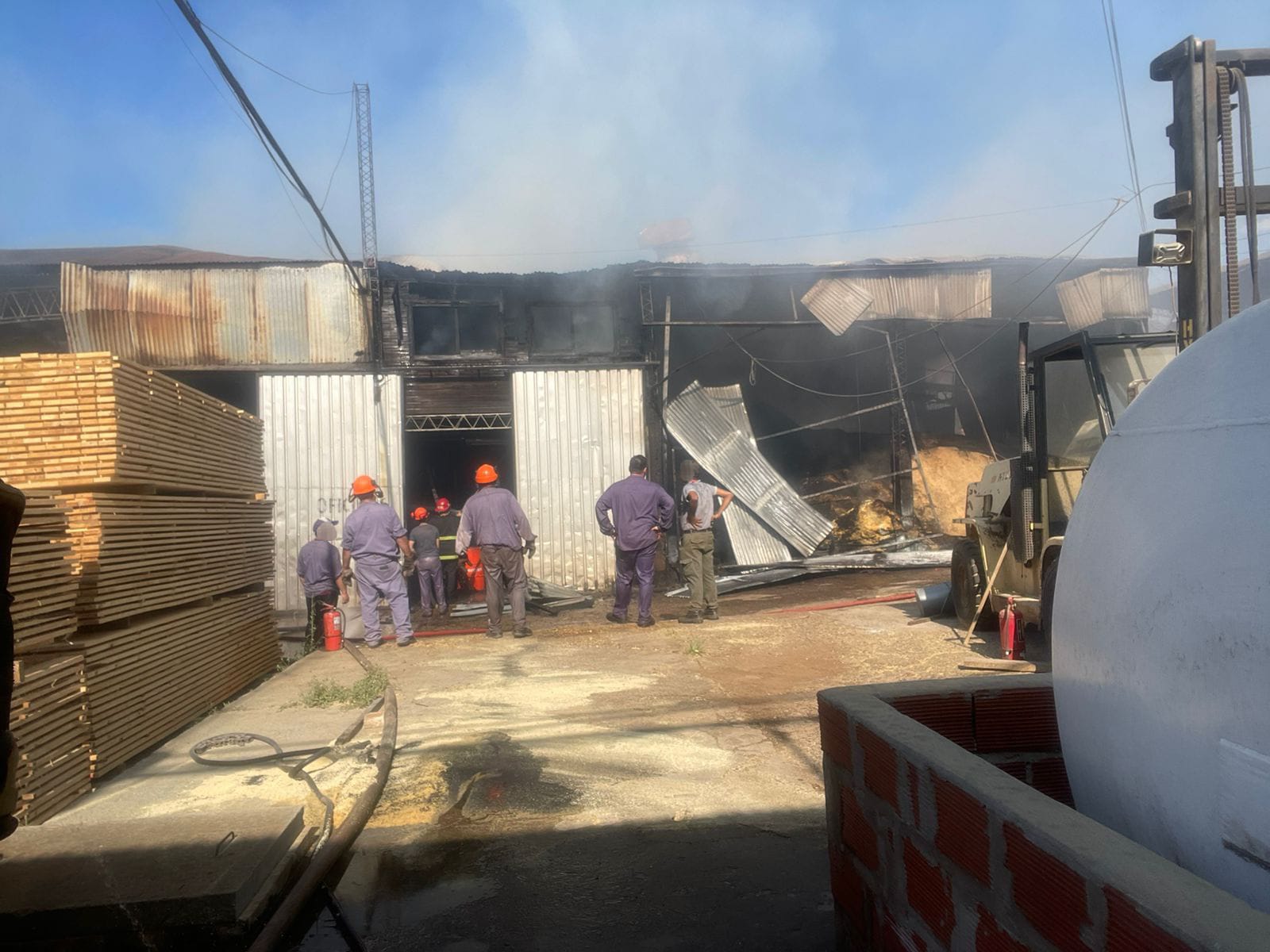 Desde el CIO 911 detectaron un incendio en un aserradero de Garupá y activaron un operativo de emergencia 3 Desde el CIO 911 detectaron un incendio en un aserradero de Garupá y activaron un operativo de emergencia imagen-2