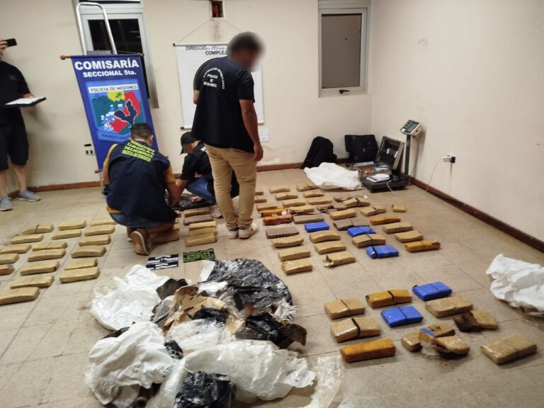 Agentes encubiertos desarticularon una transacción narco e incautaron 50 kilos de marihuana valuados en $200 millones imagen-38