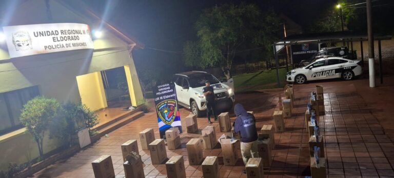 Una camioneta en fuga fue interceptada por la Policía: era robada en Brasil y transportaba un millonario contrabando imagen-39