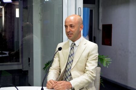 Cirugías oculares, cataratas y pantallas en niños: el oftamólogo Aisenberg detalla cuándo operarse, cómo se evalúan las graduaciones y qué factores influyen en la visión Cirugías oculares, cataratas y pantallas en niños: el oftamólogo Aisenberg detalla cuándo operarse, cómo se evalúan las graduaciones y qué factores influyen en la visión imagen-3