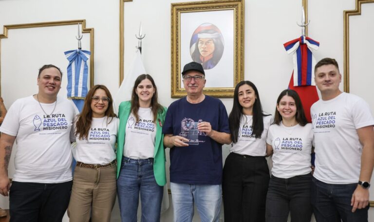 Passalacqua recibió a los jóvenes misioneros premiados por el CFI por el proyecto «La Ruta Azul del Pescado Misionero» Passalacqua recibió a los jóvenes misioneros premiados por el CFI por el proyecto "La Ruta Azul del Pescado Misionero" imagen-17