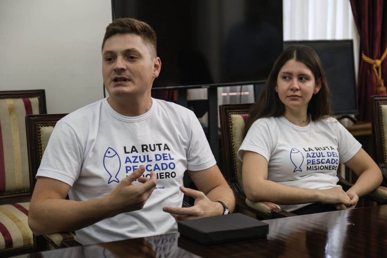 Passalacqua recibió a los jóvenes misioneros premiados por el CFI por el proyecto "La Ruta Azul del Pescado Misionero" 13 Passalacqua recibió a los jóvenes misioneros premiados por el CFI por el proyecto "La Ruta Azul del Pescado Misionero" imagen-12
