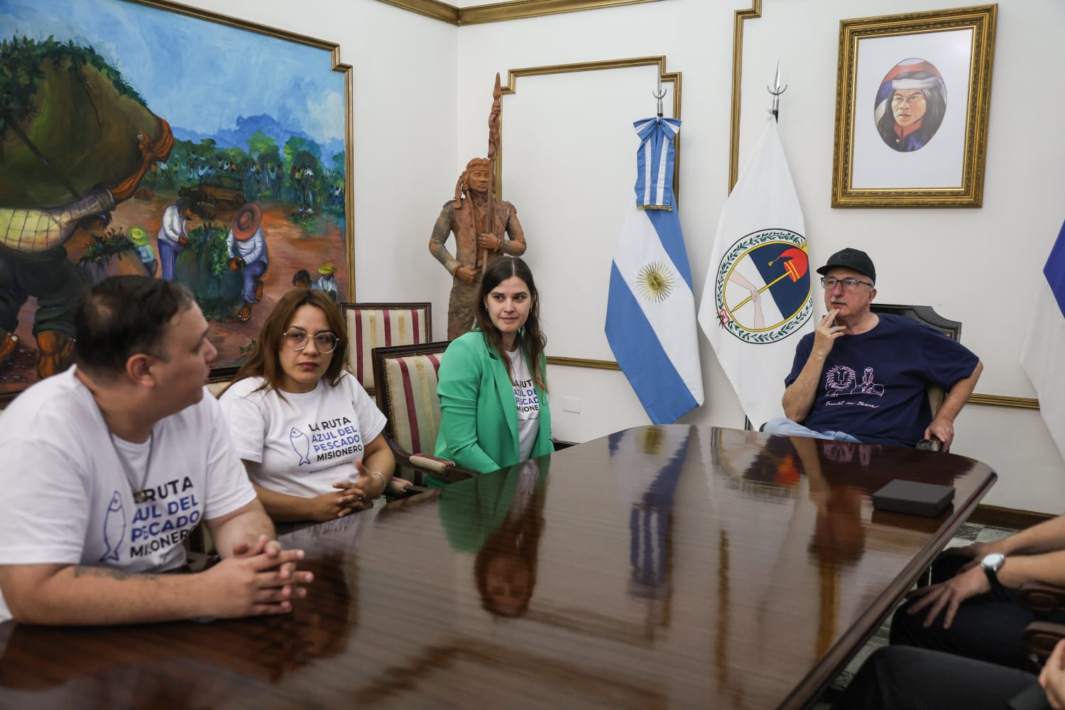 Passalacqua recibió a los jóvenes misioneros premiados por el CFI por el proyecto "La Ruta Azul del Pescado Misionero" 11 Passalacqua recibió a los jóvenes misioneros premiados por el CFI por el proyecto "La Ruta Azul del Pescado Misionero" imagen-10