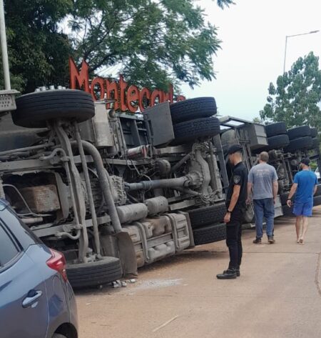 Un camión volcó en la Ruta 12: No se registraron heridos imagen-9