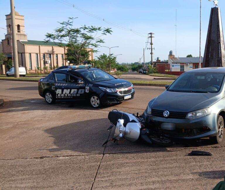 Siniestro vial entre moto y auto dejó a una mujer herida en Posadas imagen-4