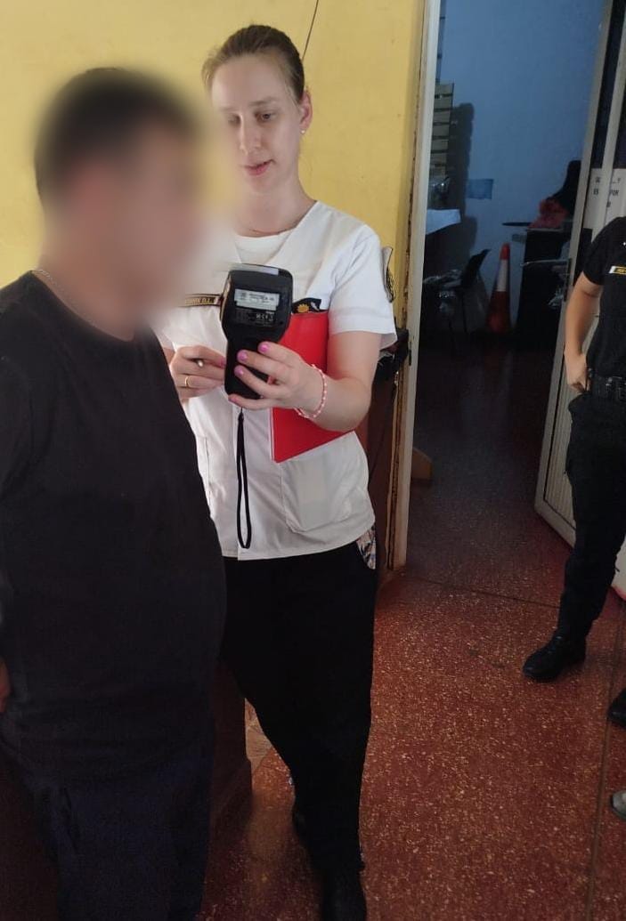 Zigzag y 2,14 g/l: un conductor fue detenido en la ruta 17 antes de que sea tragedia 3 Zigzag y 2,14 g/l: un conductor fue detenido en la ruta 17 antes de que sea tragedia imagen-2