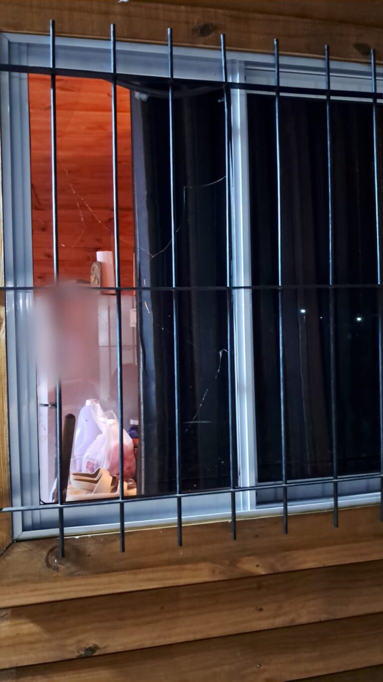 Posadas: Incidente entre chofer de app y pasajeros terminó con daños materiales y un demorado Posadas: Incidente entre chofer de app y pasajeros terminó con daños materiales y un demorado imagen-38