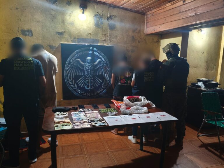 Detienen a cuatro narcos que operaban desde una vivienda familiar en el barrio San Lorenzo de Posadas Detienen a cuatro narcos que operaban desde una vivienda familiar en el barrio San Lorenzo de Posadas imagen-26