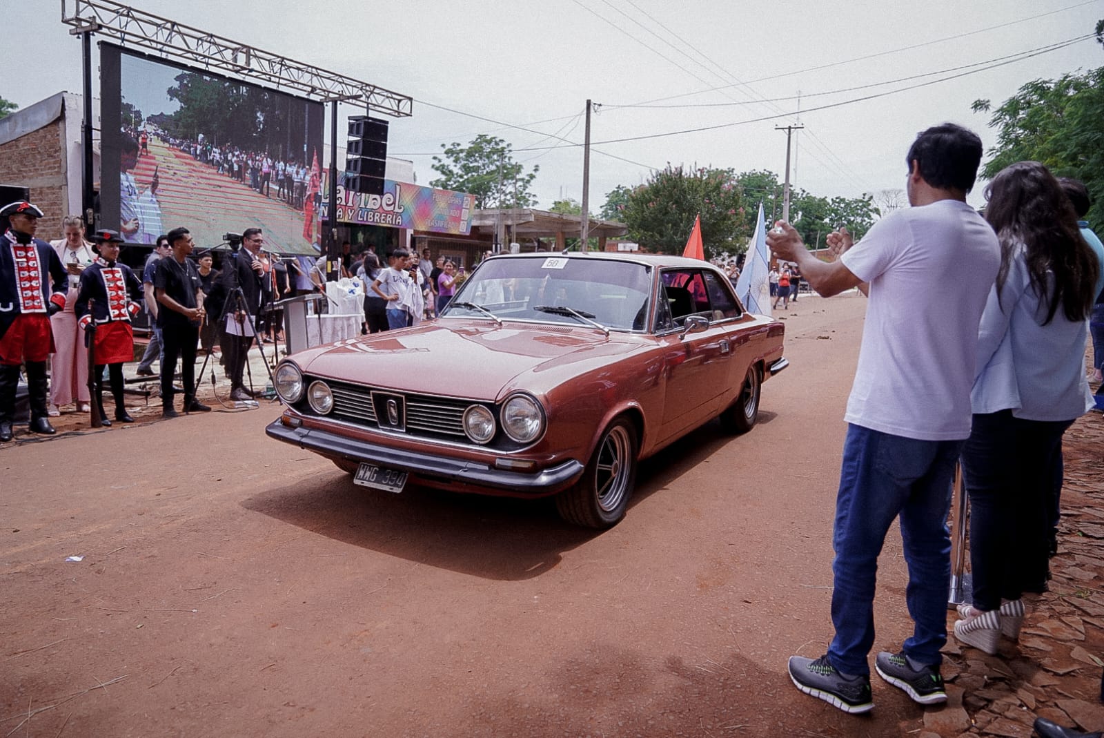 "Siguiendo el legado de Andrés Guacurarí, los misioneros defendemos el federalismo, no nos gusta que nos manden desde afuera", dijo Passalacqua en el acto de Campo Ramón 7 "Siguiendo el legado de Andrés Guacurarí, los misioneros defendemos el federalismo, no nos gusta que nos manden desde afuera", dijo Passalacqua en el acto de Campo Ramón imagen-6