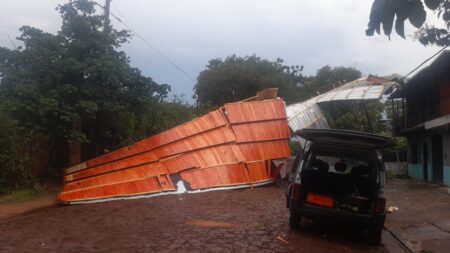 El temporal provocó daños en distintos puntos de Posadas imagen-9