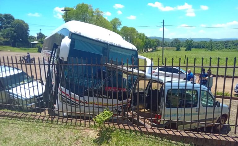 Susto en San Javier: Un colectivo pierde el control y embiste el portón de la escuela EPET 13 imagen-48