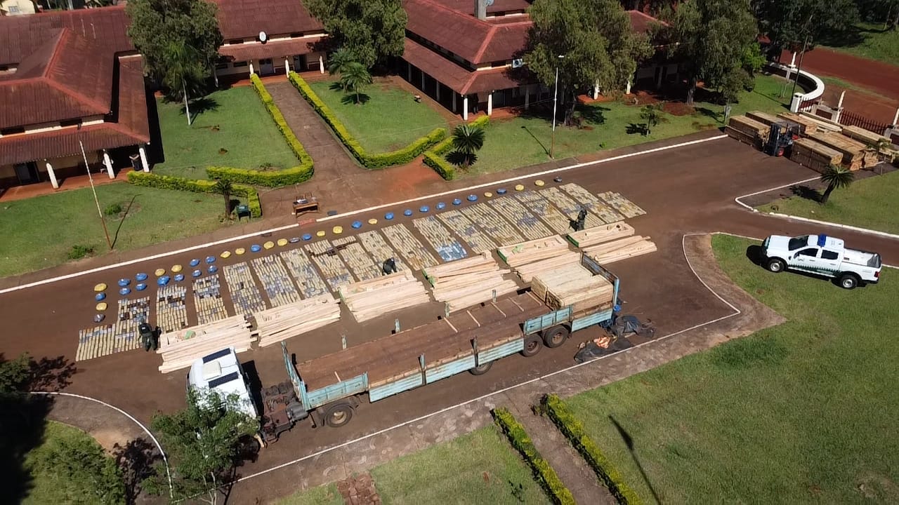 Transportaba más de dos toneladas y media de marihuana encofrado con madera de eucalipto y pino 3 Transportaba más de dos toneladas y media de marihuana encofrado con madera de eucalipto y pino imagen-2