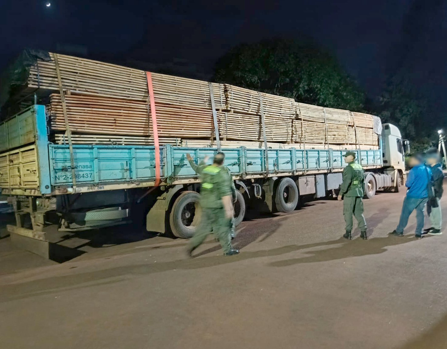 Transportaba más de dos toneladas y media de marihuana encofrado con madera de eucalipto y pino 7 Transportaba más de dos toneladas y media de marihuana encofrado con madera de eucalipto y pino imagen-6