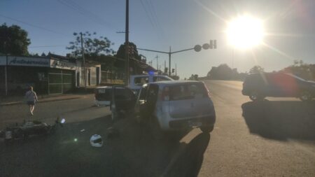 Siniestro vial entre un automóvil y una motocicleta dejó dos lesionados en Posadas Siniestro vial entre un automóvil y una motocicleta dejó dos lesionados en Posadas imagen-5