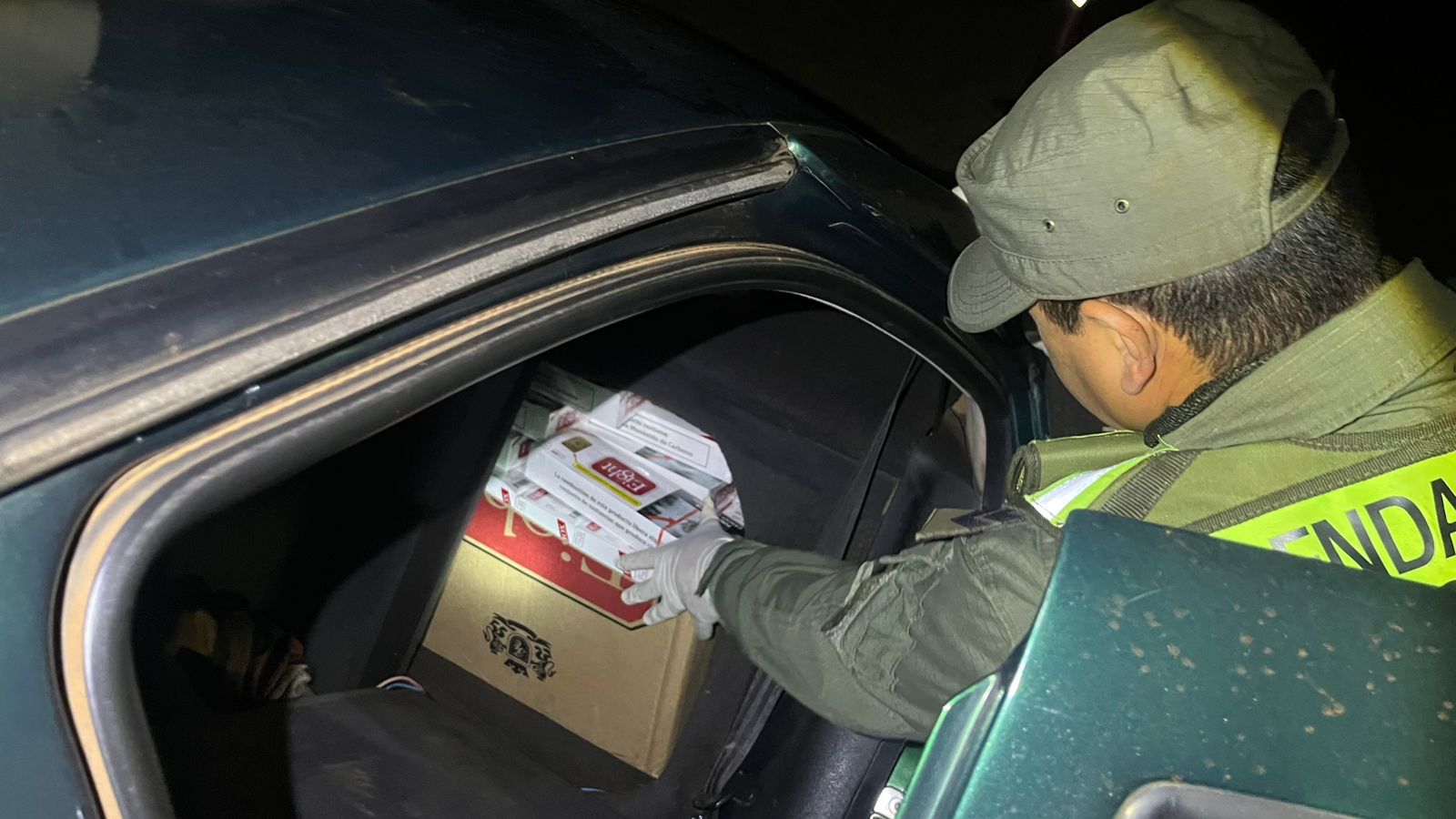 Embisten el puesto de control de Gendarmería para intentar huir con 5.000 atados de cigarrillos imagen-4