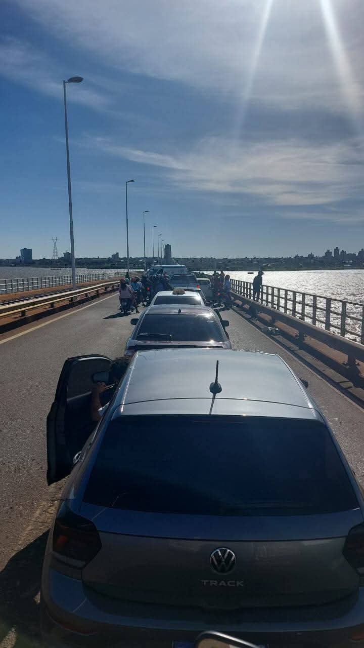 Siniestro vial en el puente internacional provocó interrupción parcial del tránsito 3 Siniestro vial en el puente internacional provocó interrupción parcial del tránsito imagen-2