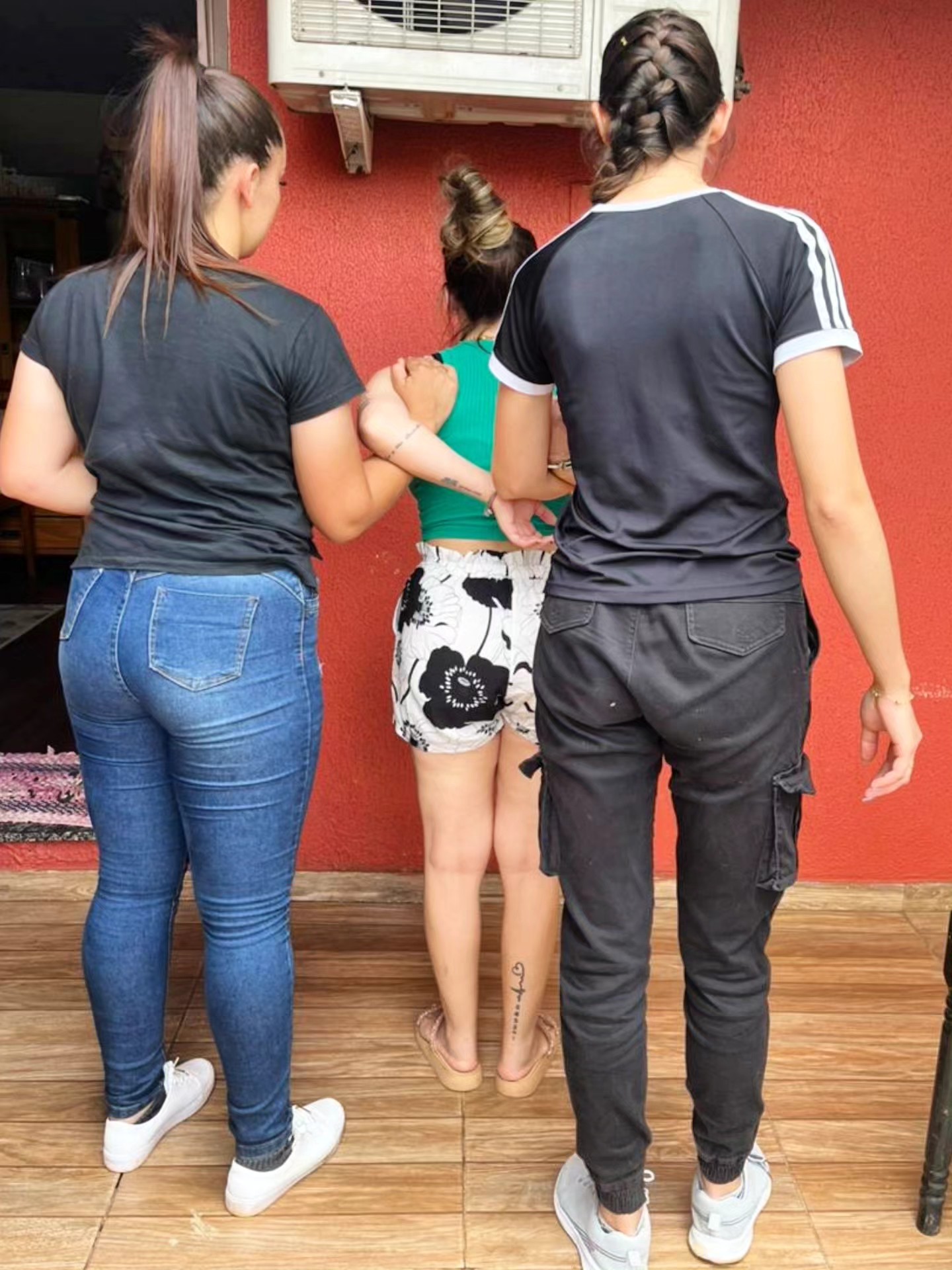 Arrestaron a una brasileña que atacó a tiros a la Policía y se atrincheró en una vivienda en Bernardo de Irigoyen 5 Arrestaron a una brasileña que atacó a tiros a la Policía y se atrincheró en una vivienda en Bernardo de Irigoyen imagen-4