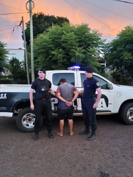 Aterrorizó a su familia con un puñal y terminó detenido cuando intentaba regresar a la casa Aterrorizó a su familia con un puñal y terminó detenido cuando intentaba regresar a la casa imagen-6