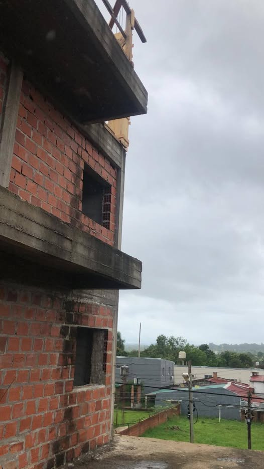 Obrero resultó con lesiones graves tras caída en una obra Obrero resultó con lesiones graves tras caída en una obra imagen-8