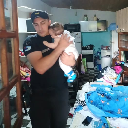 La Policía resguardó a un bebé de siete meses que había quedado solo en una vivienda de Apóstoles 3 La Policía resguardó a un bebé de siete meses que había quedado solo en una vivienda de Apóstoles imagen-2