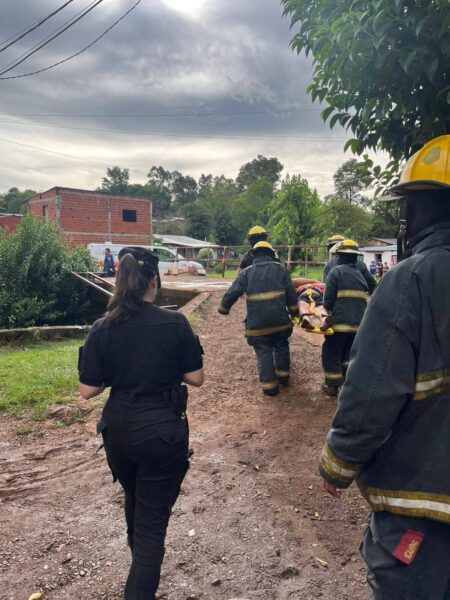 Cayó de un árbol al arroyo y sufrió fracturas: fue asistido por policías y bomberos en Alem imagen-13