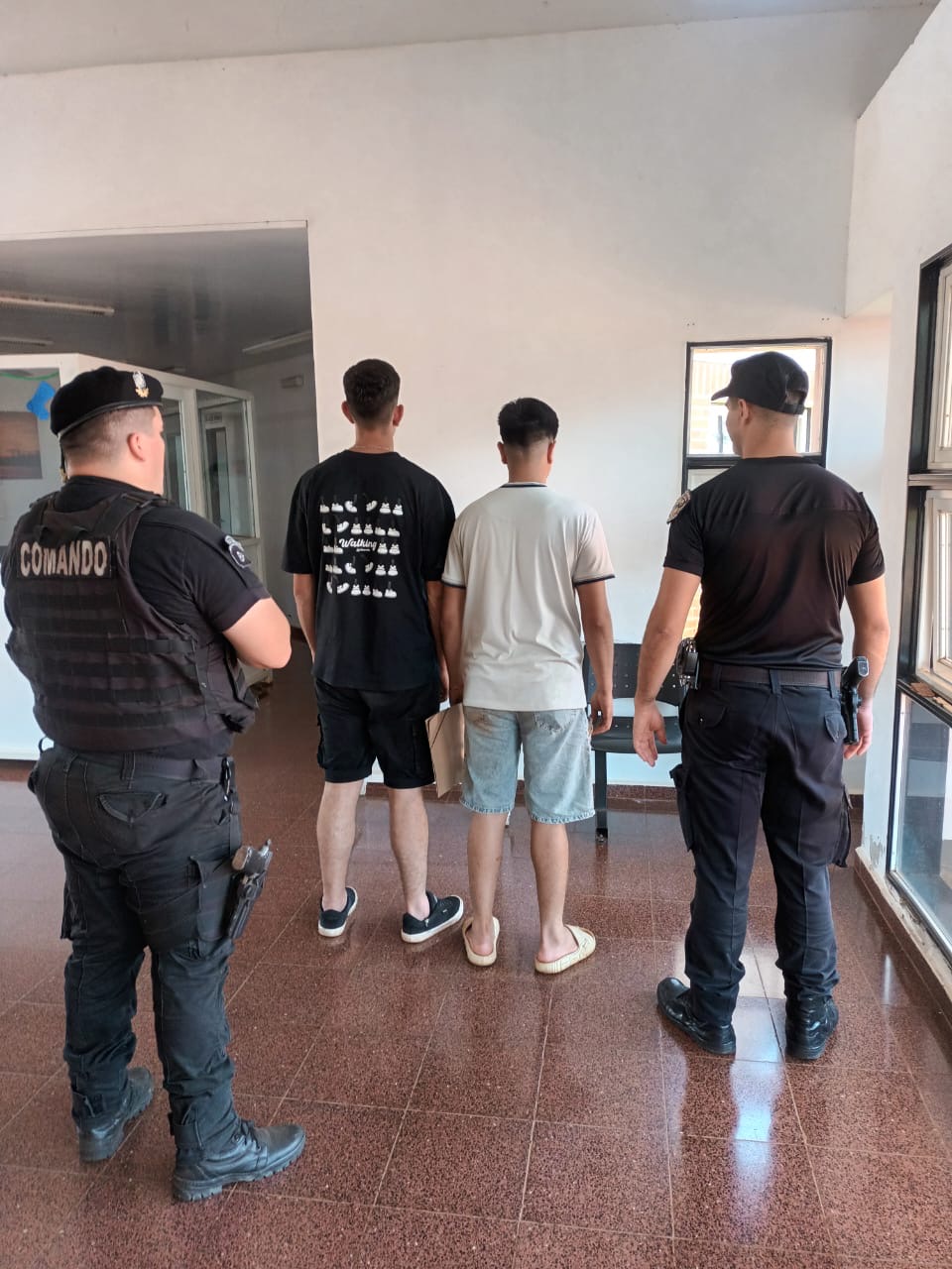 Conductor alcoholizado chocó un auto estacionado y fue demorado junto a su acompañante en Capioví Conductor alcoholizado chocó un auto estacionado y fue demorado junto a su acompañante en Capioví imagen-6