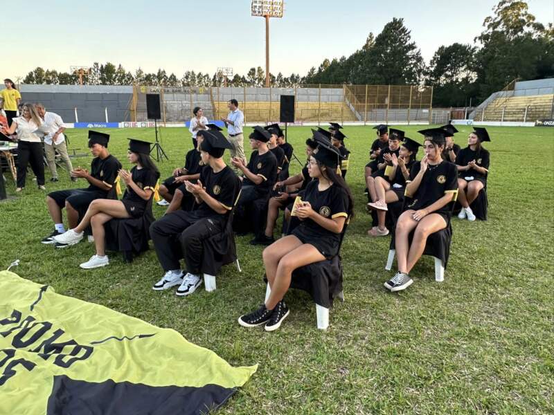 La primera promoción del Club Escuela Crucero del Norte cerró su etapa escolar en un acto cargado de emoción imagen-4