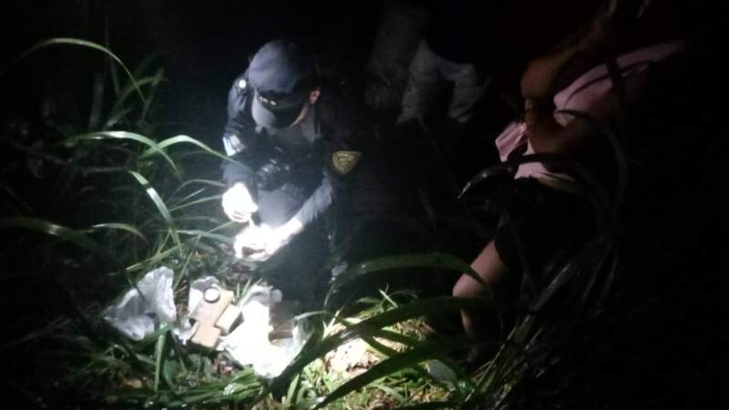 La Policía rastrillaba una zona de monte y halló un refugio clandestino con droga y objetos robados imagen-2