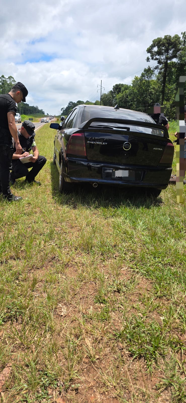 Conductor alcoholizado chocó un auto estacionado y fue demorado junto a su acompañante en Capioví 3 Conductor alcoholizado chocó un auto estacionado y fue demorado junto a su acompañante en Capioví imagen-2