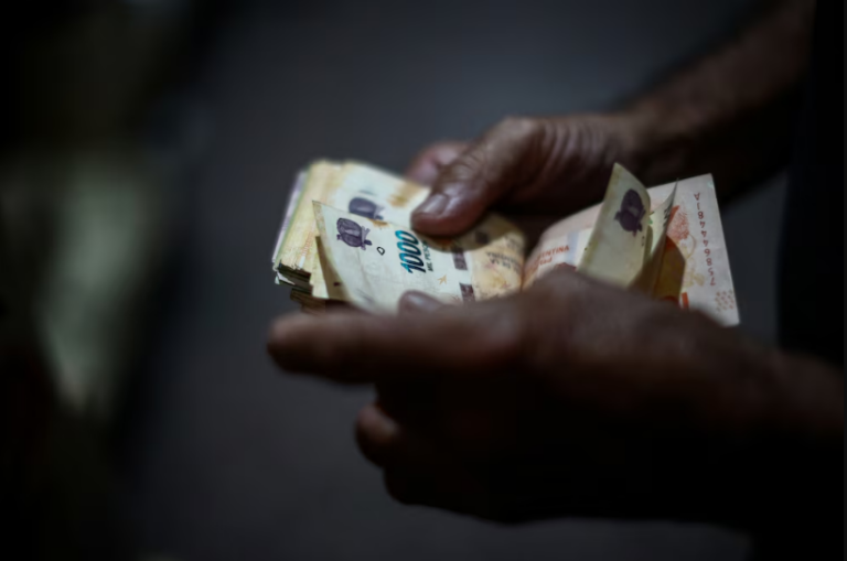 Oficializaron nuevas subas para el Salario Mínimo, Vital y Móvil: de cuánto será este mes y a cuánto llegará en agosto Oficializaron nuevas subas para el Salario Mínimo, Vital y Móvil: de cuánto será este mes y a cuánto llegará en agosto imagen-11