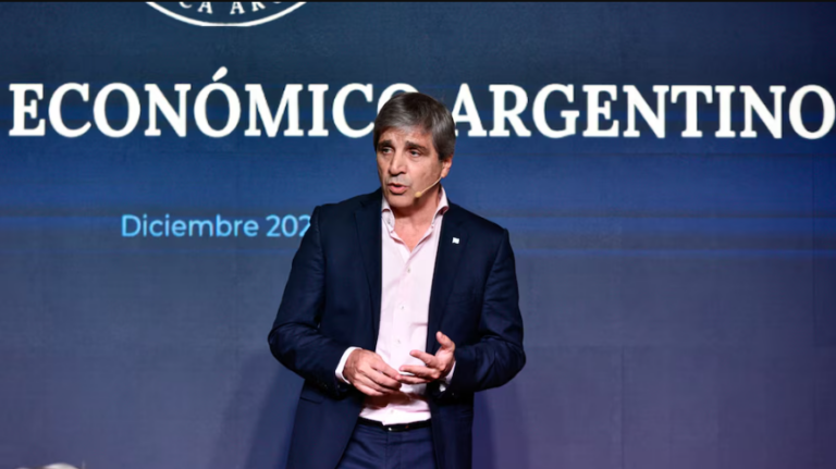 El Gobierno reflota el proyecto para utilizar los “dólares del colchón”: el monto al que apuntan y las trabas con los bancos imagen-12