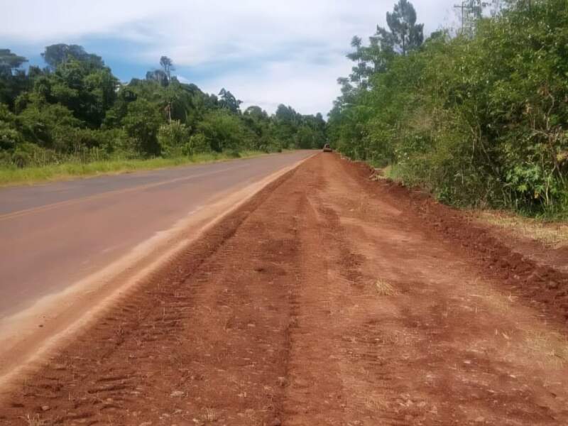 Vialidad de Misiones optimiza las banquinas de la Ruta Provincial Nº 2 imagen-2