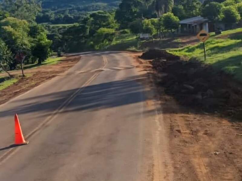 Vialidad de Misiones optimiza las banquinas de la Ruta Provincial Nº 2 imagen-4