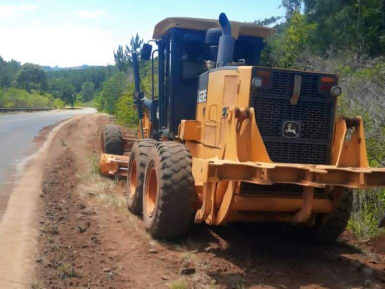 Vialidad de Misiones optimiza las banquinas de la Ruta Provincial Nº 2 imagen-49