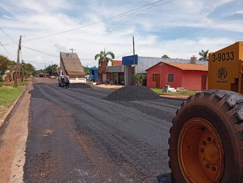 Nuevas calles asfaltadas mejoran la infraestructura de Puerto Iguazú imagen-6