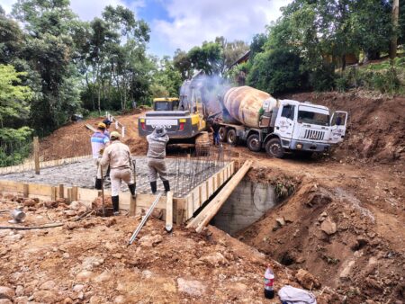 La DPV avanza en la construcción de una nueva alcantarilla urbana que mejorará la conectividad en el barrio Cuatro Hermanos imagen-5