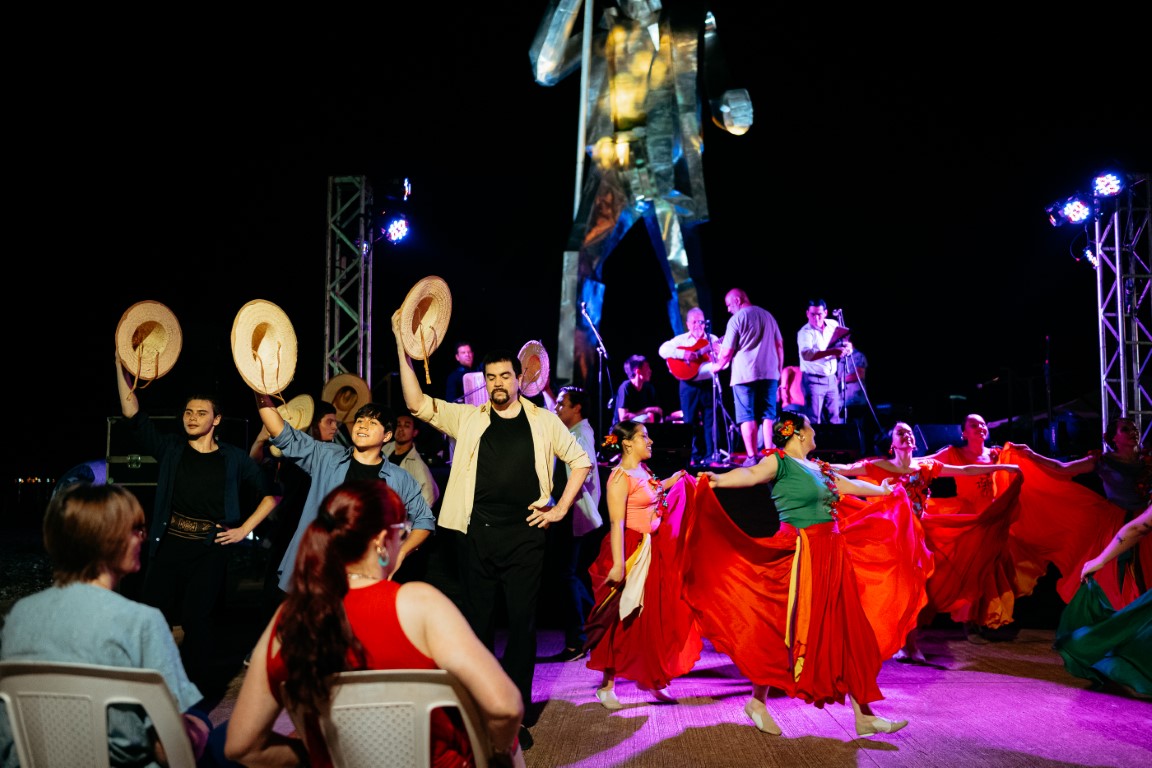 La "Vigilia por Andrés" rindió tributo al héroe nacional y celebró el legado musical de Raúl Barboza 7 La "Vigilia por Andrés" rindió tributo al héroe nacional y celebró el legado musical de Raúl Barboza imagen-6