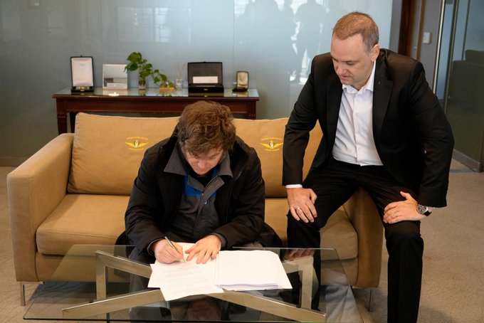 Javier Milei volvió de Noruega y firmó el proyecto de reforma laboral para que sea tratado en el Congreso Javier Milei volvió de Noruega y firmó el proyecto de reforma laboral para que sea tratado en el Congreso imagen-6