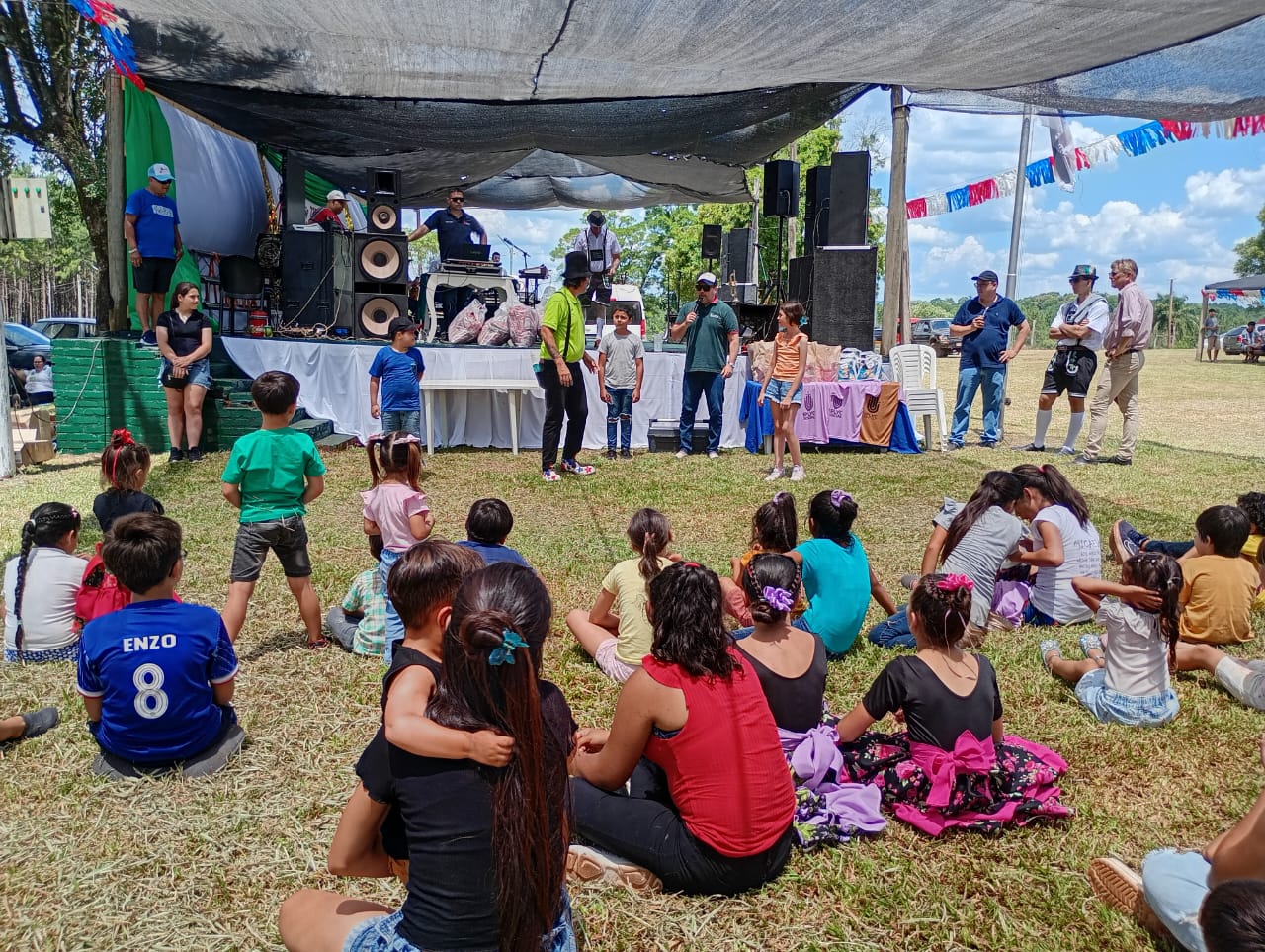 Gurises Felices acompañó el 78 aniversario de Santiago de Liniers con un show que reunió a las familias 3 Gurises Felices acompañó el 78 aniversario de Santiago de Liniers con un show que reunió a las familias imagen-2