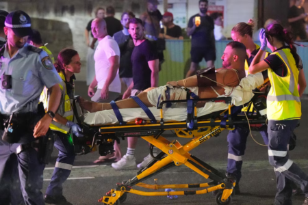 Ataque terrorista en Australia: disparos en la playa de Bondi provocaron 12 muertes y una ciudad en alerta Ataque terrorista en Australia: disparos en la playa de Bondi provocaron 12 muertes y una ciudad en alerta imagen-4